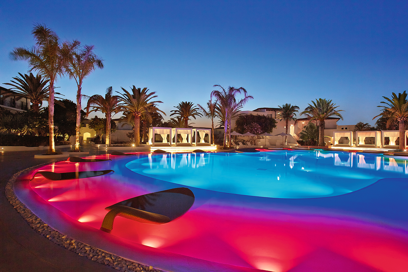 Caramel_01_Confetti-Pool-Lounges-at-night