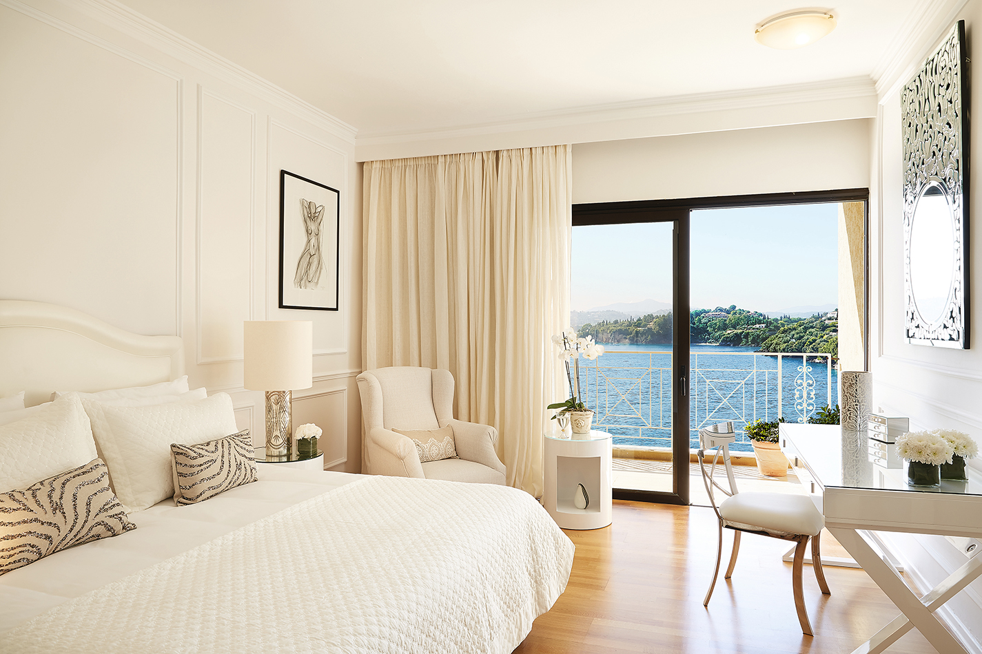 CorfuImperial_14_Deluxe-Guestroom-Master-Bedroom-with-sea-view