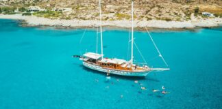 Schip en zwemmen in de Ionische Eilanden